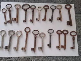 20 alte Schlüsseln mit unterschiedlichen Gr...