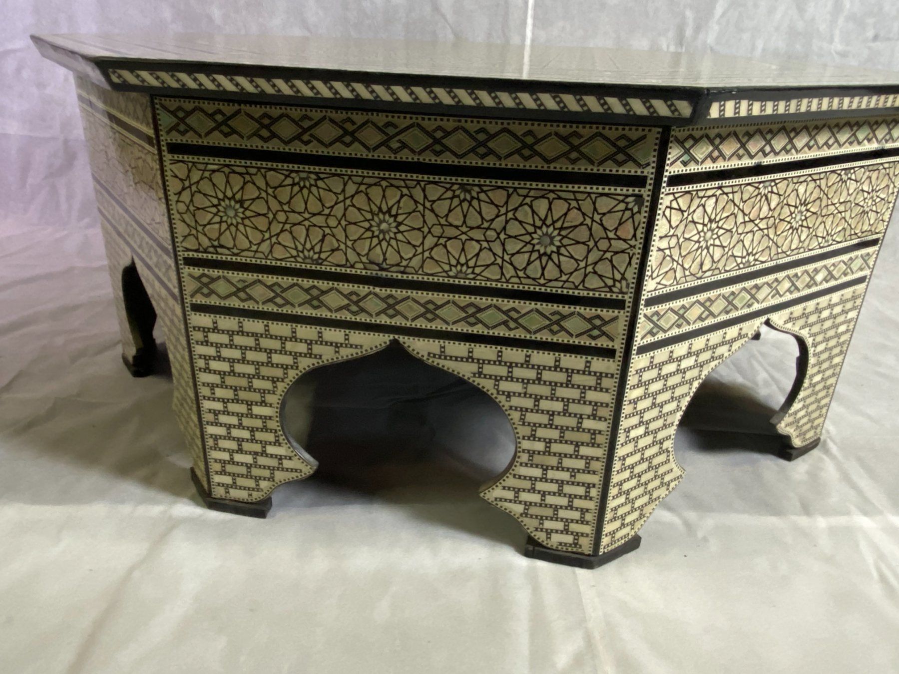 Tavoli: Table de salon marquetée de nacrée. – Nuovo (secondo la descrizione) da geneve venduto da louisart 5