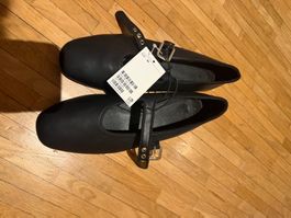 Schwarze Ballerinas mit Riemen, Grösse 40, neuwertig!