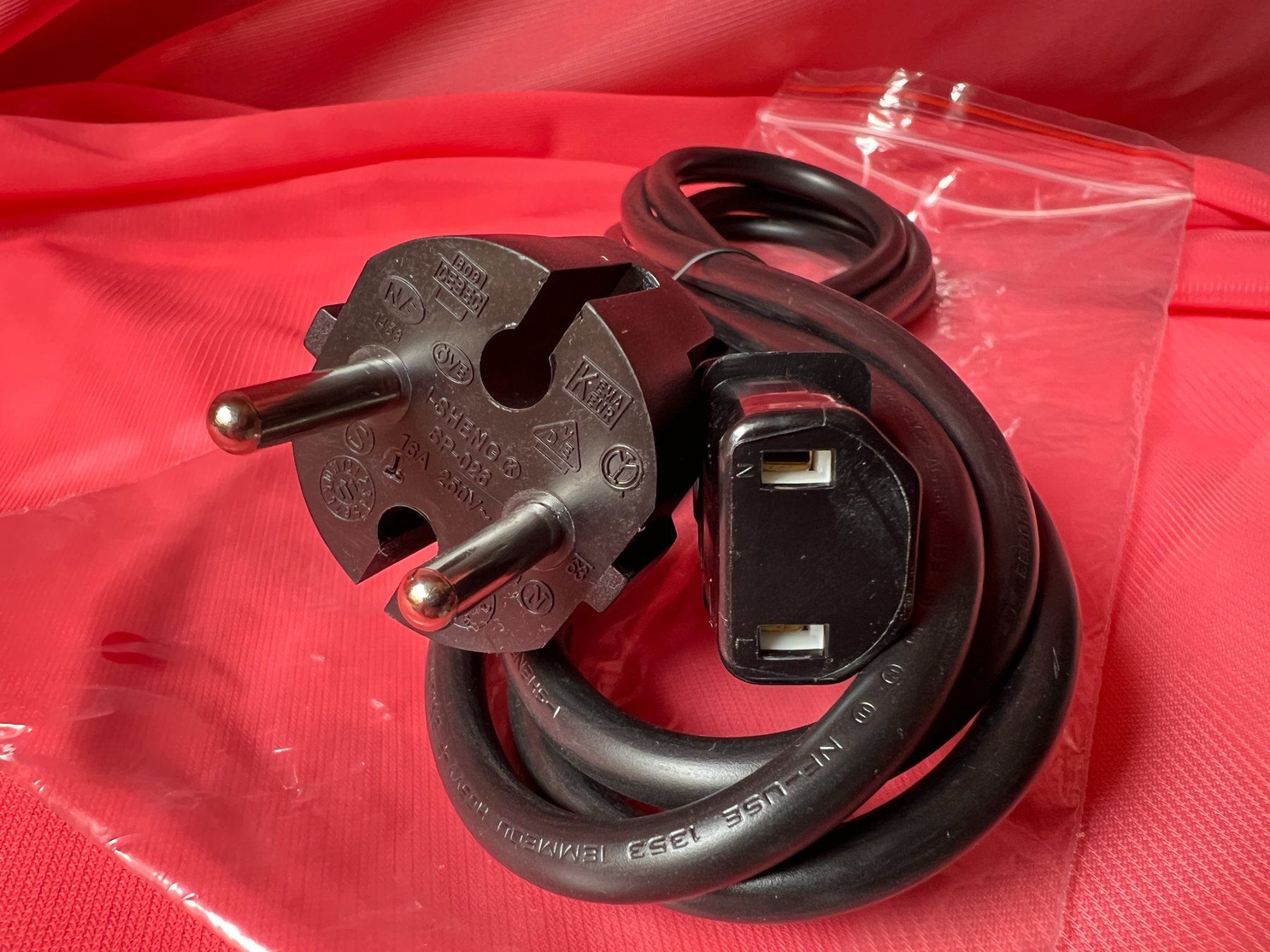 Cavi: Spezial-Apparatekabel 2polig mit Deutschem Schuko-Stecker – Usato da Lütisburg venduto da wiesenpippau 1