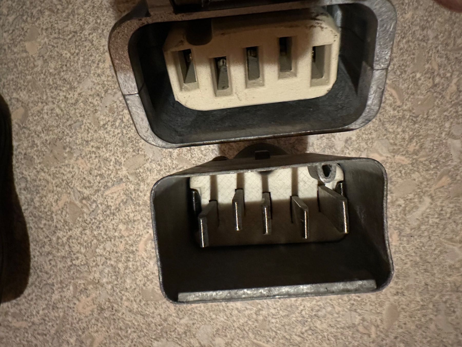 Spine: Stecker und Kupplung J 75 /5Polig – Usato da Huttwil venduto da Bolpa 2