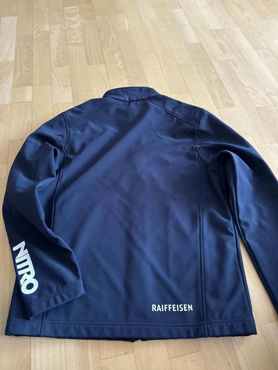 Giacche: Kariban Softshelljacke Grösse M, Nitro Raiffeisen – Usato da Abtwil SG venduto da ale2002 2