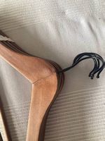 Brauner Kleiderbügel aus Holz, mit schwarzem Haken - 5 Stück