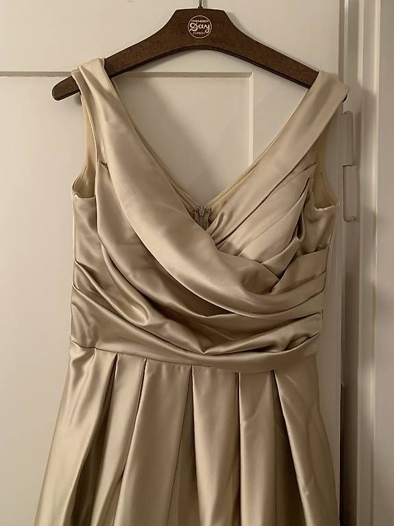 Kleider: Goldiges Kleid – Gebraucht aus stgallen von vino62 1