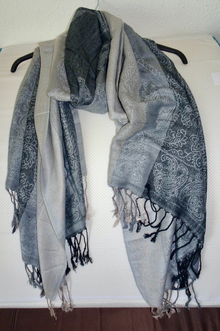 Foulard & Sciarpe: Écharpe légère grise à motifs – Usato da Châtelaine venduto da Gio54321