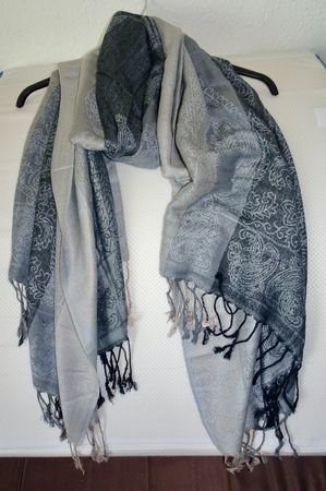 Écharpe légère grise à motifs