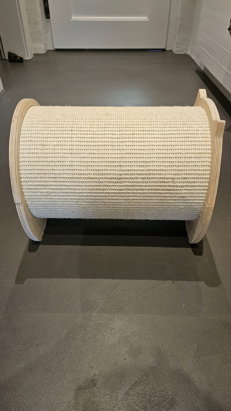 Katzenbaum - Kratzbaum: Kratzrolle mit Bett hellbeige – Gebraucht aus Wädenswil von doobe 3