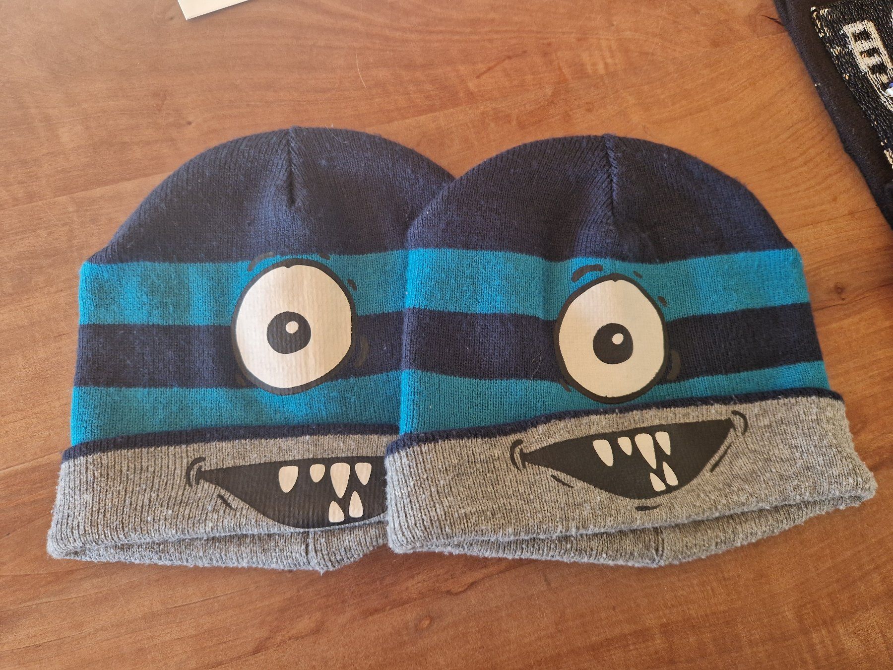 Altro abbigliamento per bambino: 2 Mützen / Kappen Monster – Usato da Giswil venduto da monimaus08