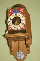 Wanduhr mit Mondphase