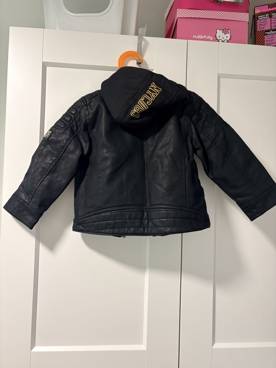 Giacche & Cappotti: Kinder Kunstlederjacke schwarz Grösse 104 – Usato da Münchenstein venduto da Miresolese 2