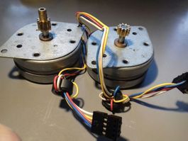 2 × Schritmotor