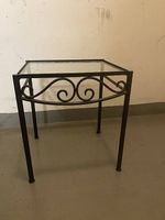 Eleganter Beistelltisch aus Metall mit Glasplatte