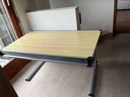 Schreibtisch mit neigbarer Tischplatte