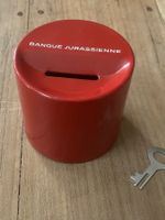 TIRELIRE AVEC CLE !! BANQUE JURASSIENNE - KÄSSELI+SCHLÜSSEL!