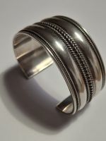 Breiter Armreif aus 925 Silber mit Ornamenten gepflegt