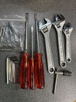 Verschiedene Werkzeuge (Schraubendreher, Rollgabelschlüssel,