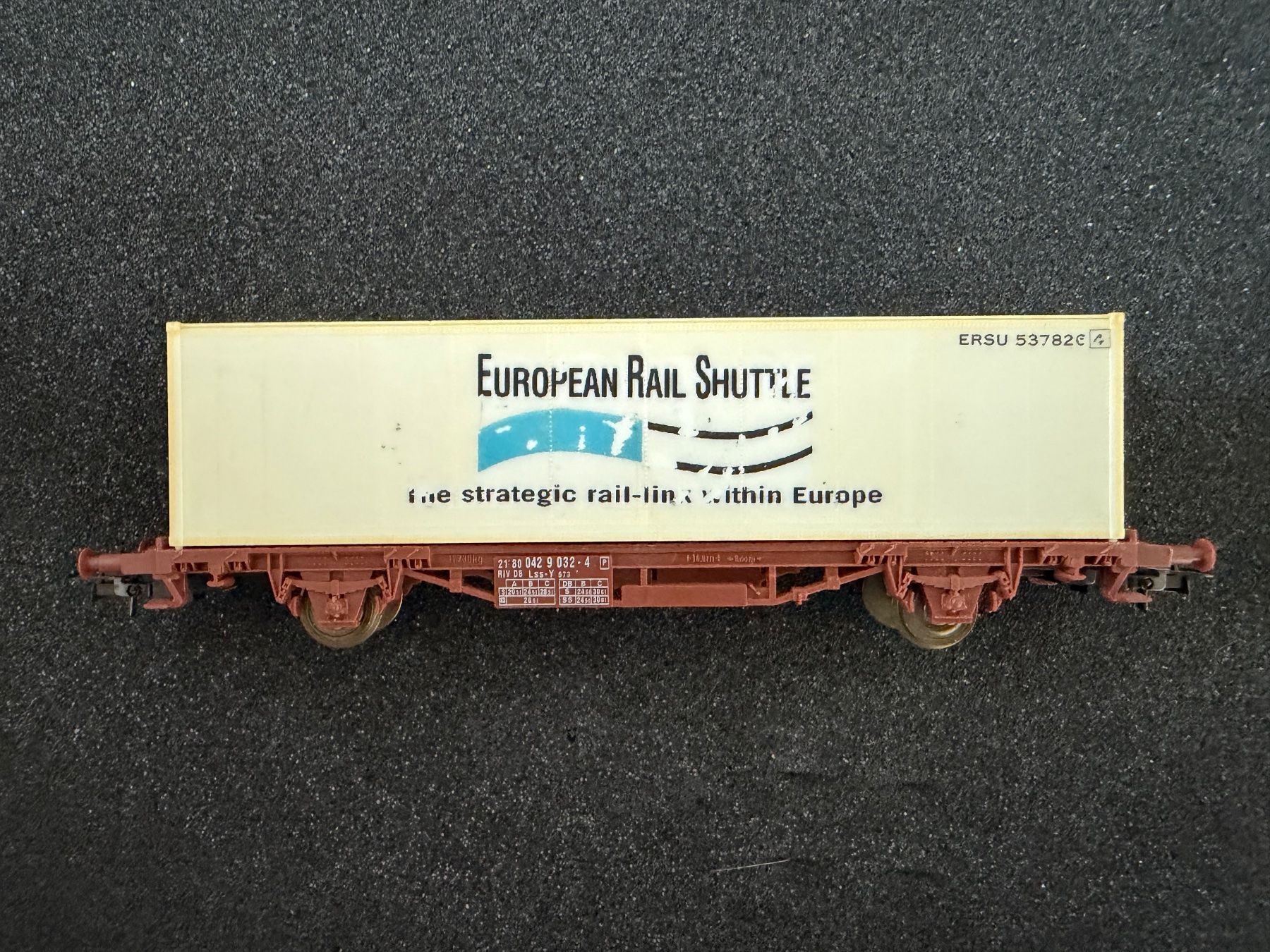 Modelleisenbahnen: Modelleisenbahn Wagen mit Container – Gebraucht aus Duggingen von Ysvogel