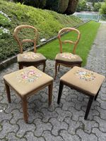 Holzstühle mit Blumenmuster + Hocker