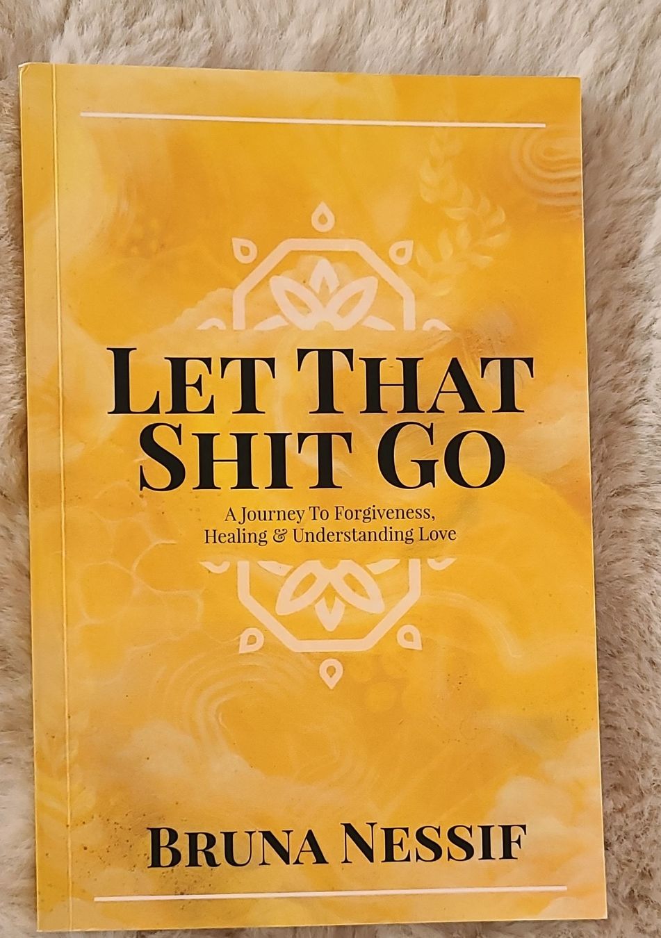 Libri: Buch LET THAT SHIT GO von Bruna Nessif – Usato da Horgenberg venduto da Klatschmohnmaria