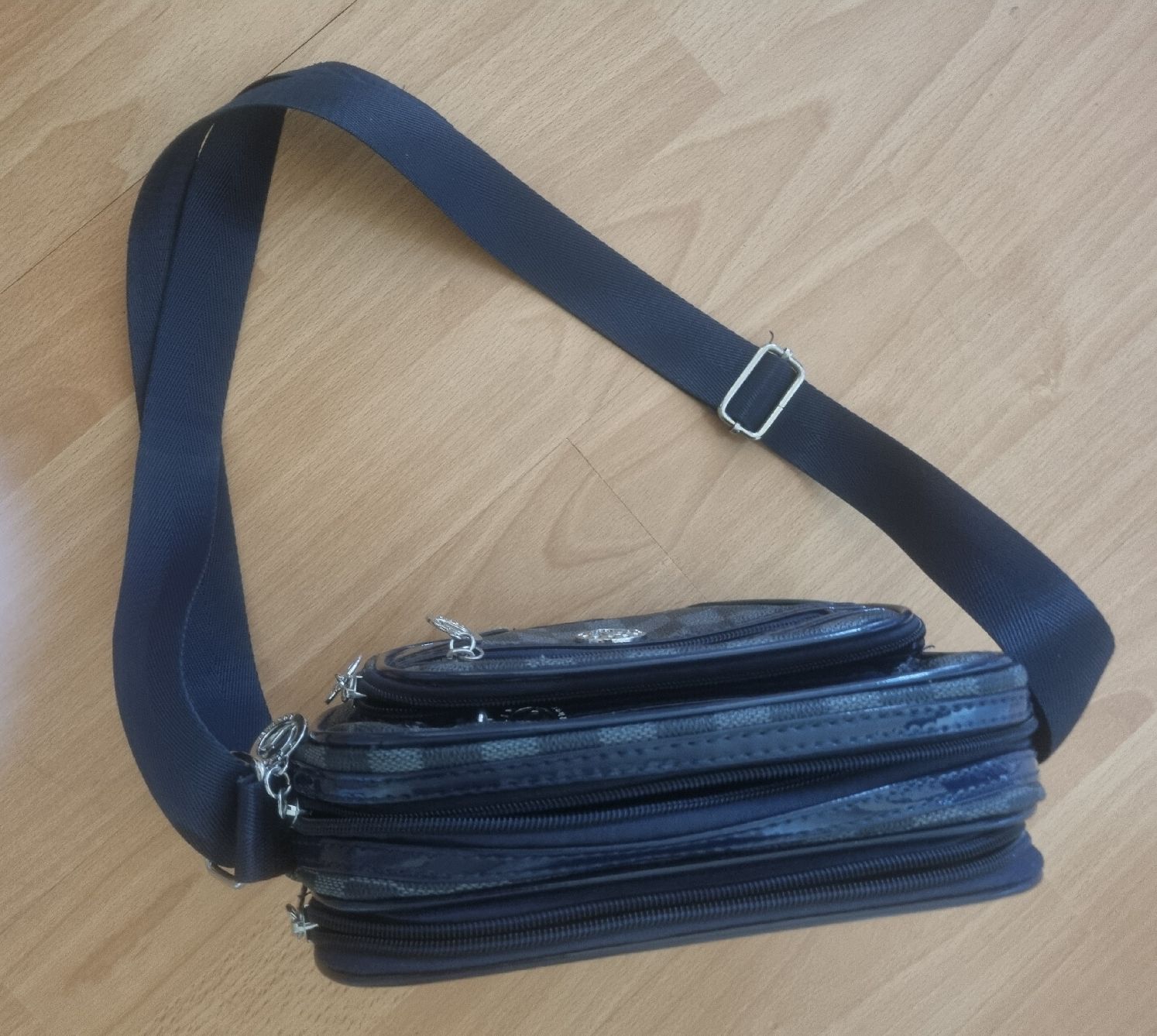 Taschen für Damen: Geräumige Umhängetasche mit vielen Fächern – Gebraucht aus Langnau am Albis von bro_lh5f 5