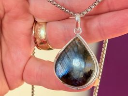 Collier avec pendentif en labradorite naturelle