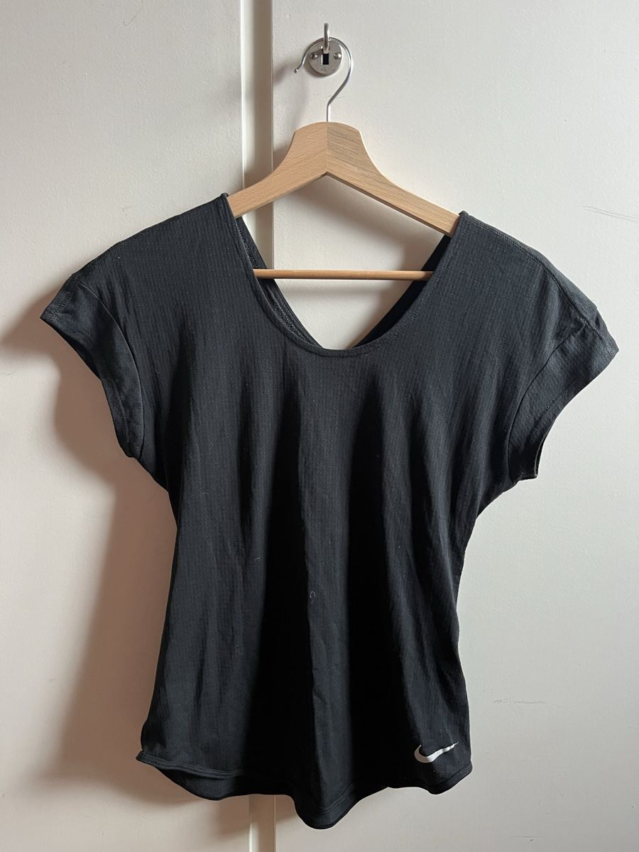 Nike Tops: Nike Dri-fit Top – Neu (gemäss Beschreibung) aus Fribourg von ari_299f