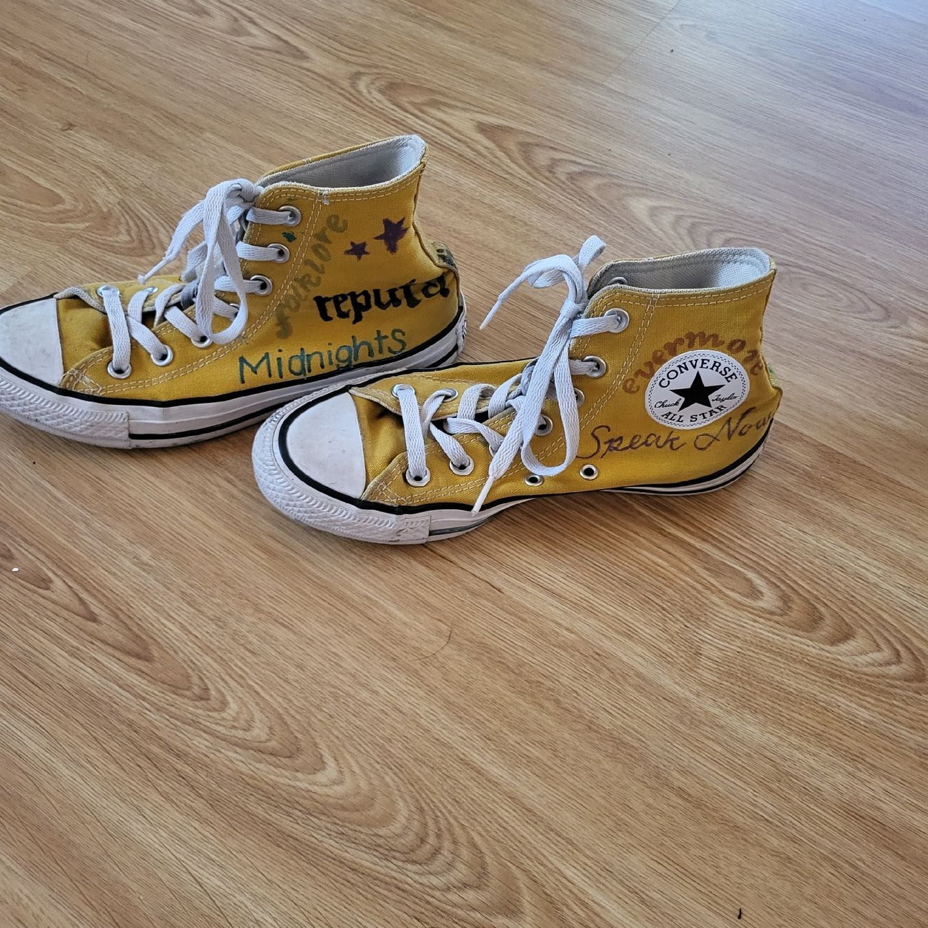 Converse Herrenschuhe: Baskets Converse customisées Taylor Swift – Gebraucht aus Montcherand von mam_6ctf 1