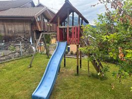 Baufälliger Kinderspielturm mit Rutschbahn & Schaukel