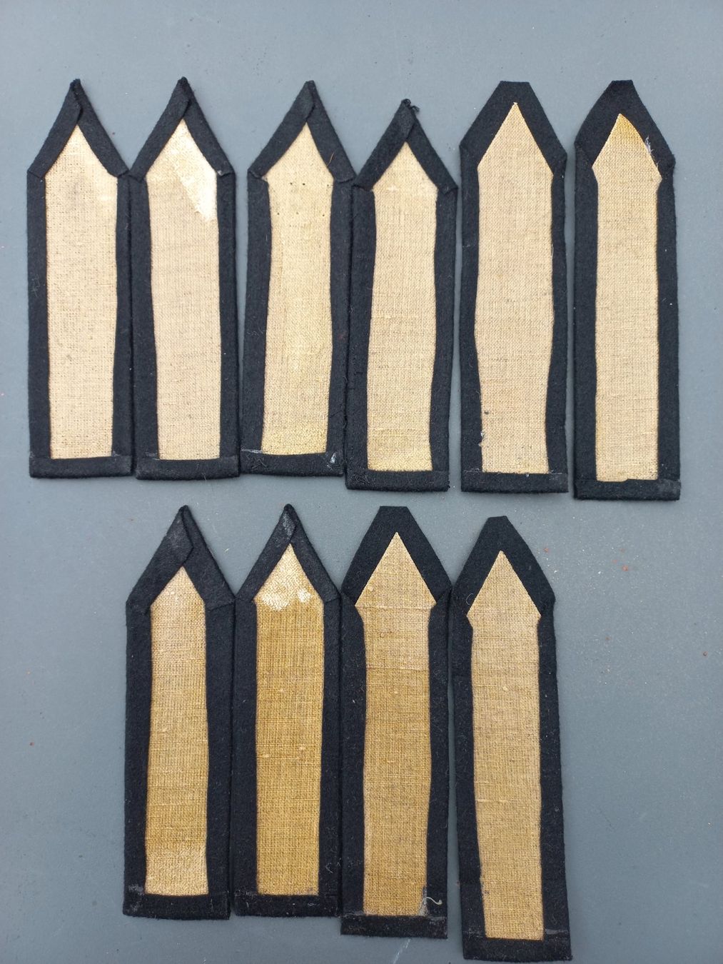 Schweizer Armee Uniformen: 10 Ärmelpatten, schwarz – Gebraucht aus Horw von Bellevue10 1