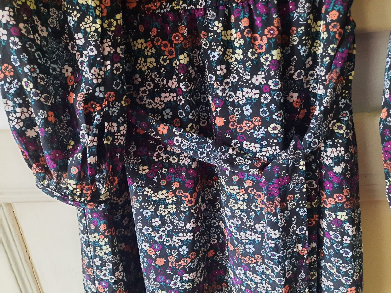 Vestiti: Robe à fleur avec ouverture devant et derrière – Usato da La Chaux-de-Fonds venduto da cel_k2b7 4