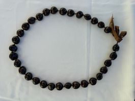Kette mit braunen kirschförmigen ‚Kugeln‘