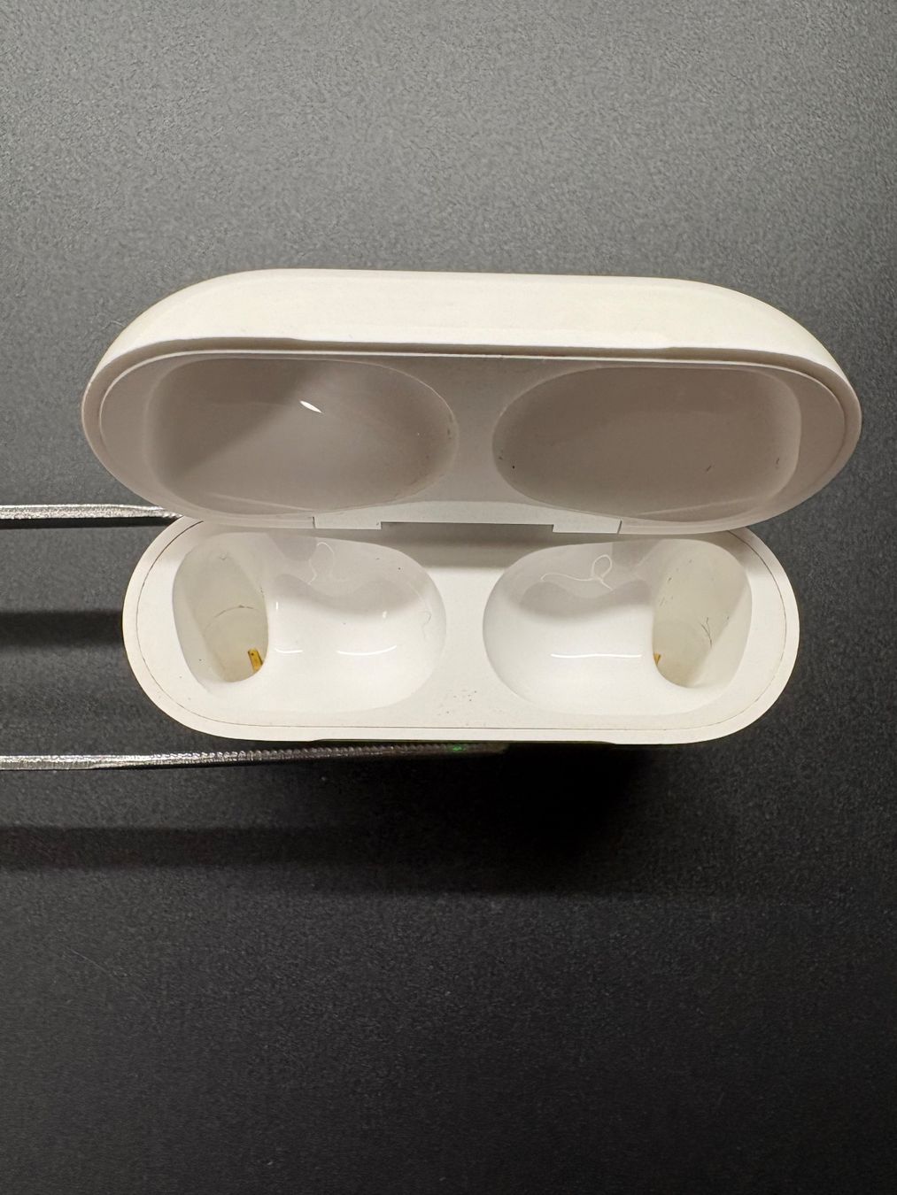Apple Cuffie: Apple AirPods Pro 2 charging case (A2968). – Usato da Lausanne venduto da Zorrus77 4