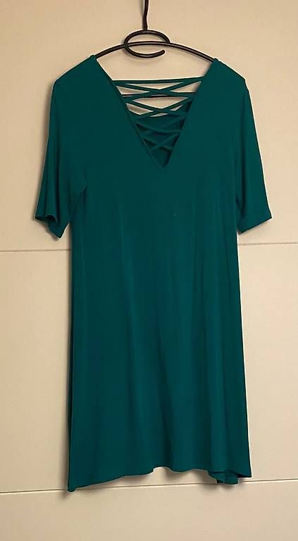 Vestiti: Schlichtes, grünes Kleid mit elegantem Rücken – Usato da Ellikon a d Thur venduto da sar_l8sf 1