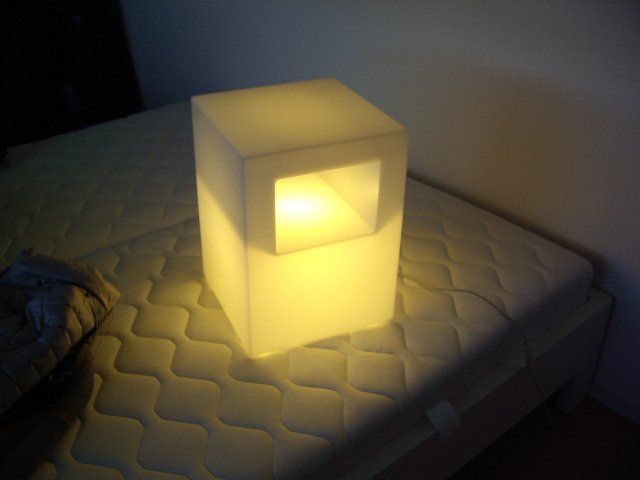 Tables de nuit: Nachttisch mit integrierter Lampe – D'occasion à Amriswil par lindenmannkia
