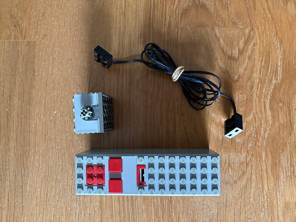 Lego Giocattoli: LEGO Technic / Eisenbahn 9V Set: Motor, Batteriekasten – Usato da Adligenswil venduto da Johnsepia