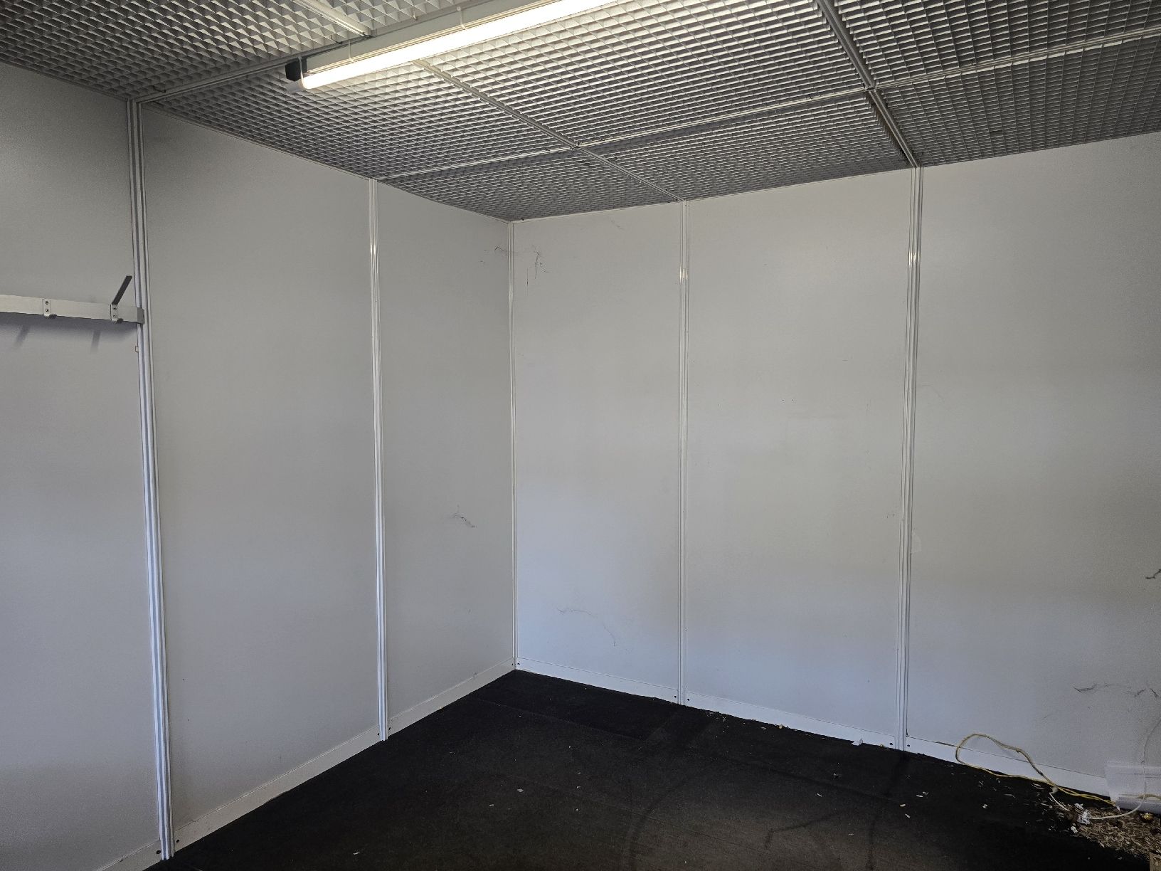 Contenitori edile: Bürocontainer mit Fenster. – Usato da Safenwil venduto da Leo.87. 7
