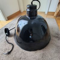 Lampe mit emaillierter Lampenschirm