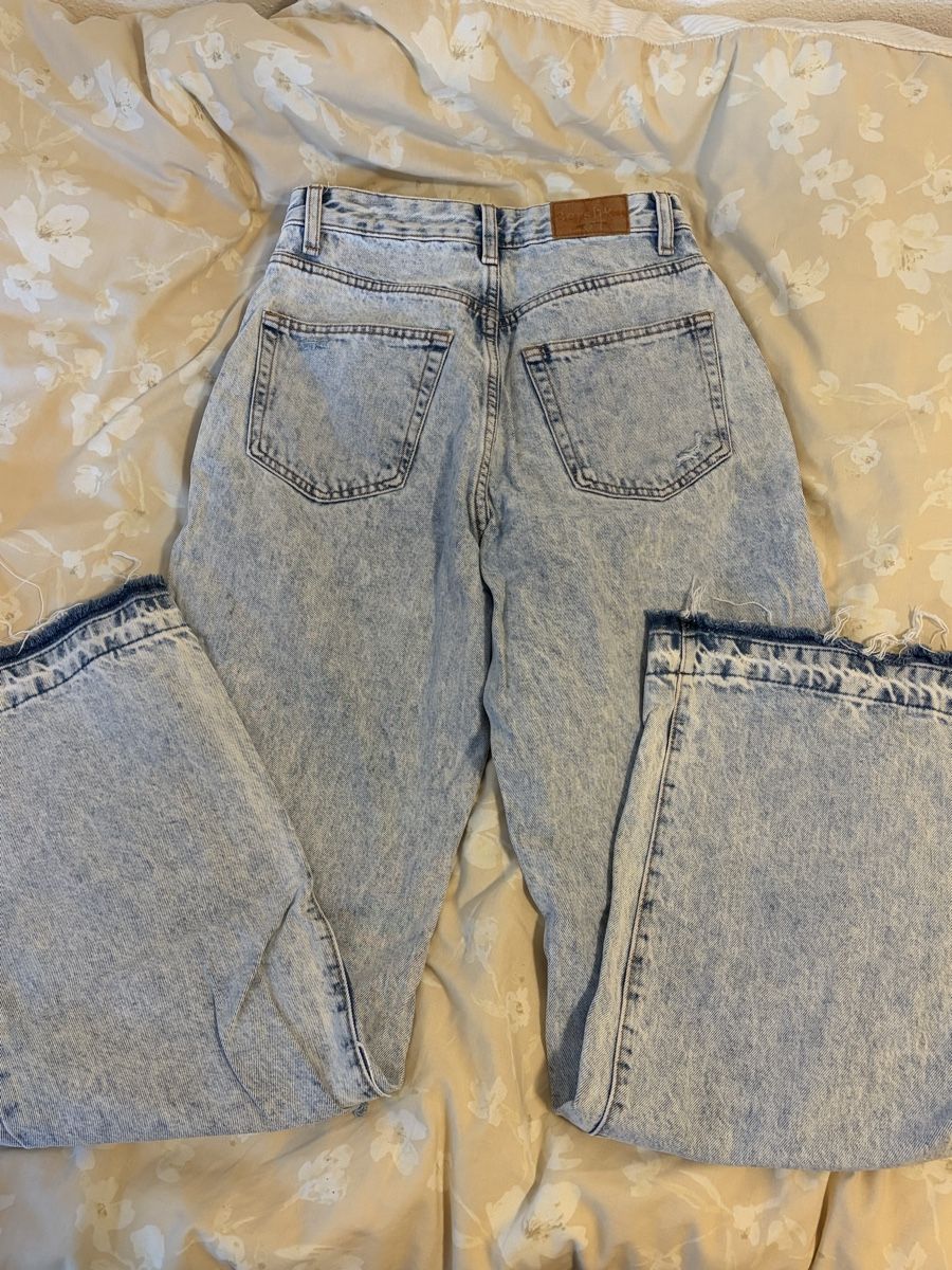 Jeans: Light Wash Distressed Jeans – D'occasion à Chambésy par tiffwears7 1