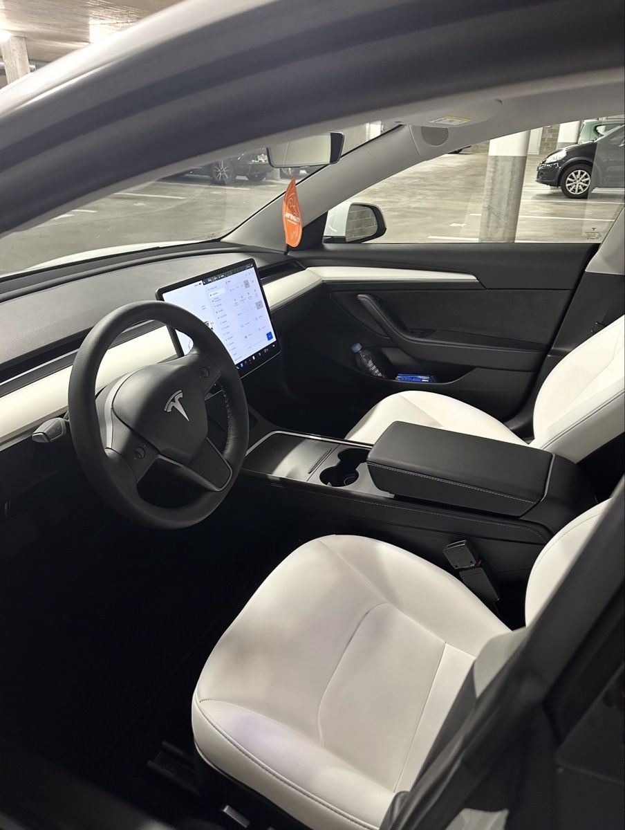 Tesla Autos: Tesla Model 3 Standard Range Plus LFP - 09/2021 – D'occasion à vevey par Leg_isa_transports 2