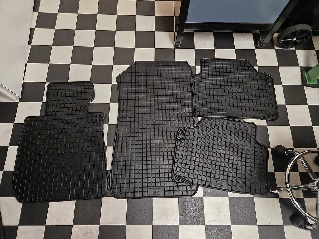 BMW Tappeti & Tappetini: Gummifussmatten für BMW E90 / E91 / E92 – Usato da Mels venduto da Schneider9