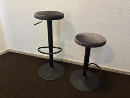 2 neuwertige Barhocker höhenverstellbar