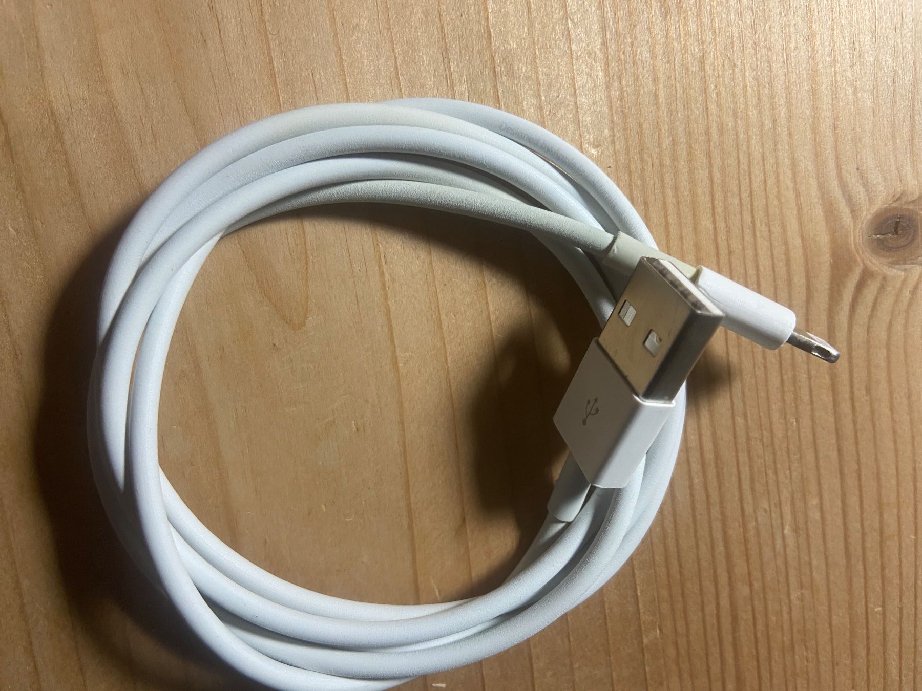 Apple Caricabatterie: Iphone Ladekabel, Lightning Kabel 2 Meter – Usato da Hittnau venduto da Oracel