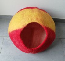 Filz Katzenhöhle Spanien rot gelb Filzhöhle Espana cat bed