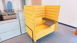 Vitra Alcove Work Highback Sofa mit Tablar links, Schwarz