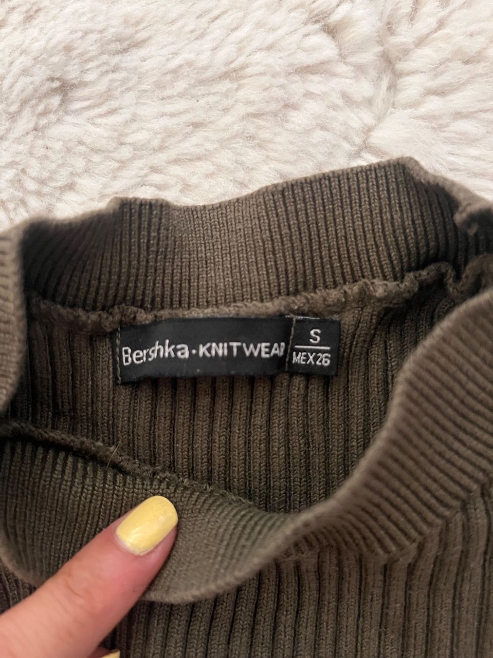 Bershka T-shirt: crop top vert kaki – Usato da Bernex venduto da claraaaa4 2