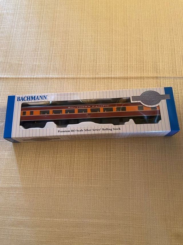 Modellini di ferrovie: H0 Bachmann 85`Smooth-Side Coach Southern Pacific Daylight. – Nuovo (secondo la descrizione) da Diessenhofen venduto da Albin00