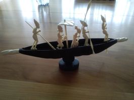 ALTES RUDERBOOT MIT FIGUREN