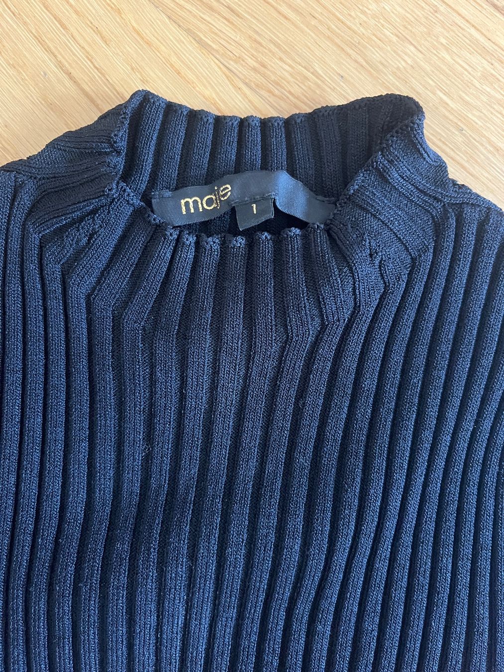 T-shirt: Maje Strickshirt Schwarz Gr. 1 Gerippter Feinstrick – Usato da Zürich venduto da bretxo 5