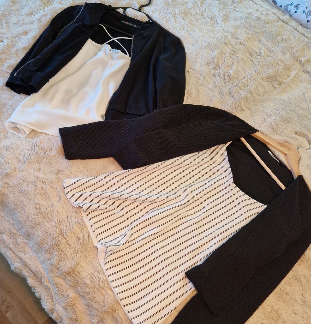 Kleiderpakete: 2 Jäckchen Gr. S & 2 Tops / Shirts – Gebraucht aus Nendeln von Zopfie_ 1