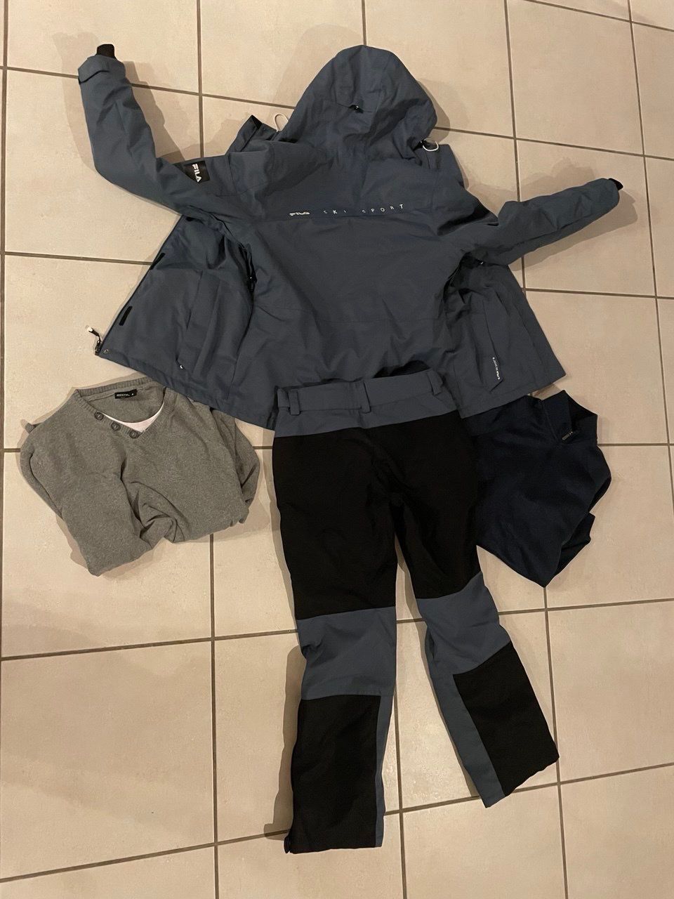 Fila Lotti di vestiti: Fila Ski-Anzug Set, neuwertig , Grösse M, Underarmor Pulli – Nuovo (secondo la descrizione) da Grüningen venduto da kleiderstar 2